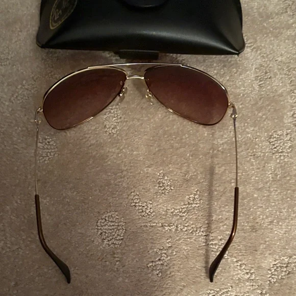 Ray-Ban Gold Frame Sunglasses with Black Case - Picture 12 of 12